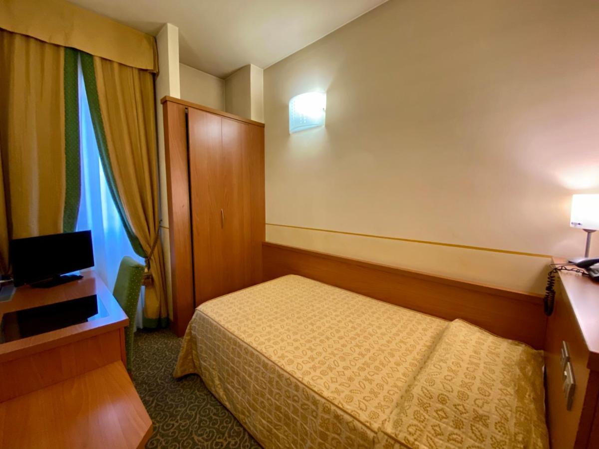 Hotel Kristall Corsico Exterior photo