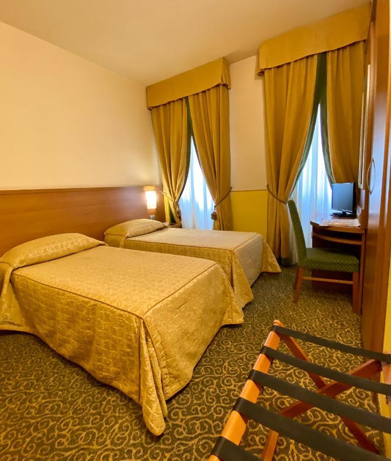 Hotel Kristall Corsico Exterior photo