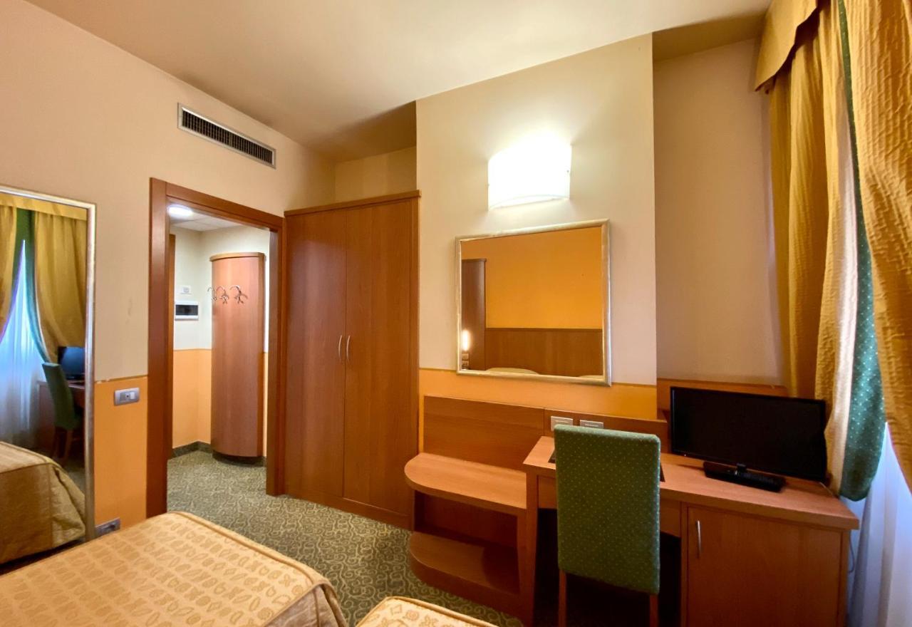 Hotel Kristall Corsico Exterior photo