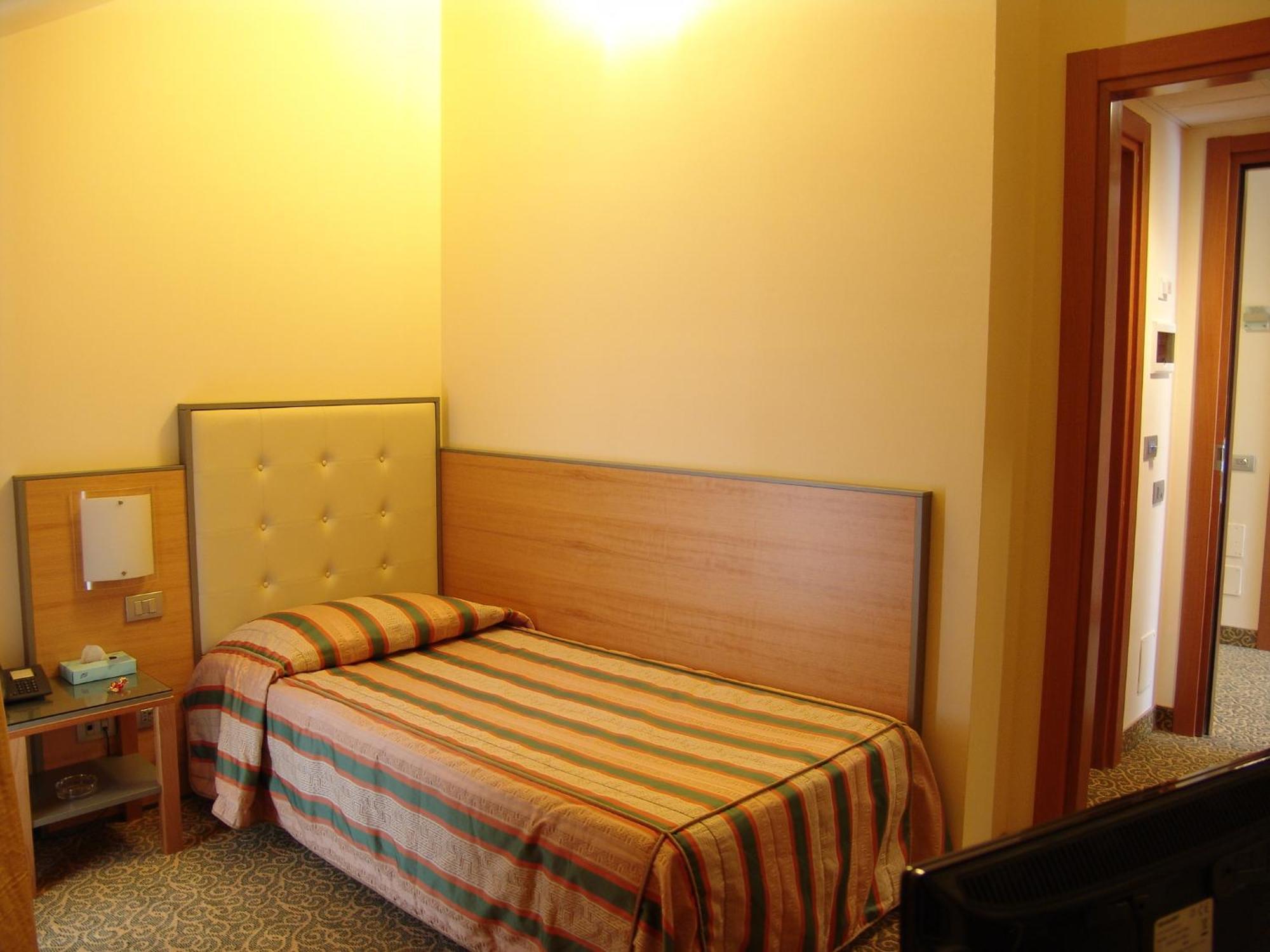 Hotel Kristall Corsico Exterior photo